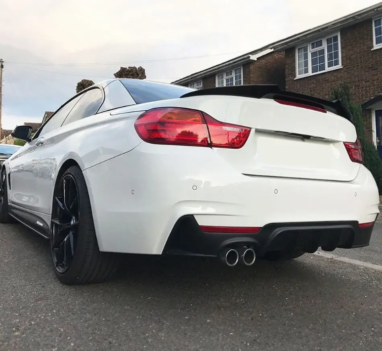 M4-stil Bakluckespoiler för BMW F33 / F83, blank svart