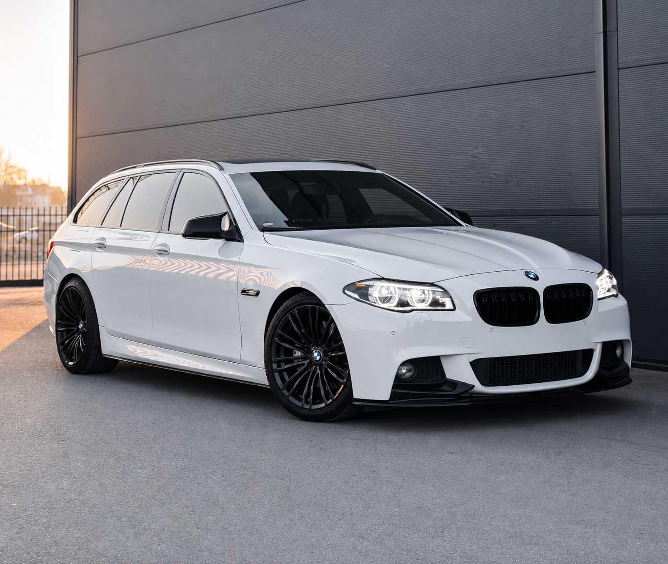 F10/F11 kit (518 / 520 / 525 / 530) M-Sport Blank svart (10-17)