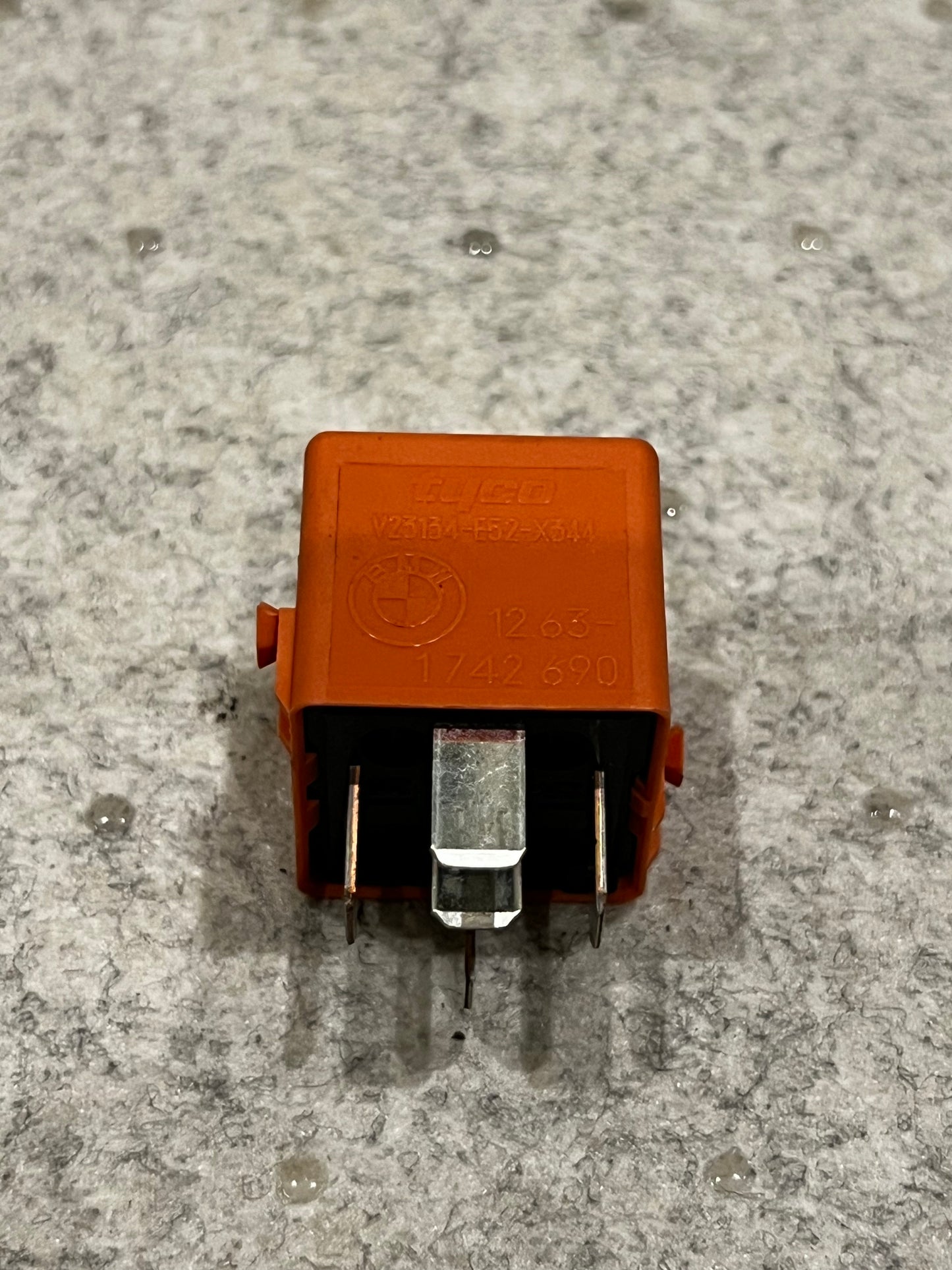 RR010 Relä (Salmon red) BMW Art:12631742690