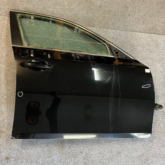 D0146 Dörr Höger Fram E60/E61 Färg: 668