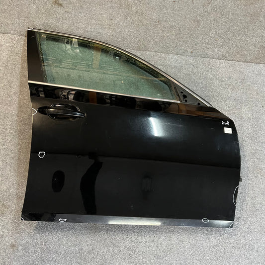 D0160 Dörr Höger Fram E60/E61 Färg: 668