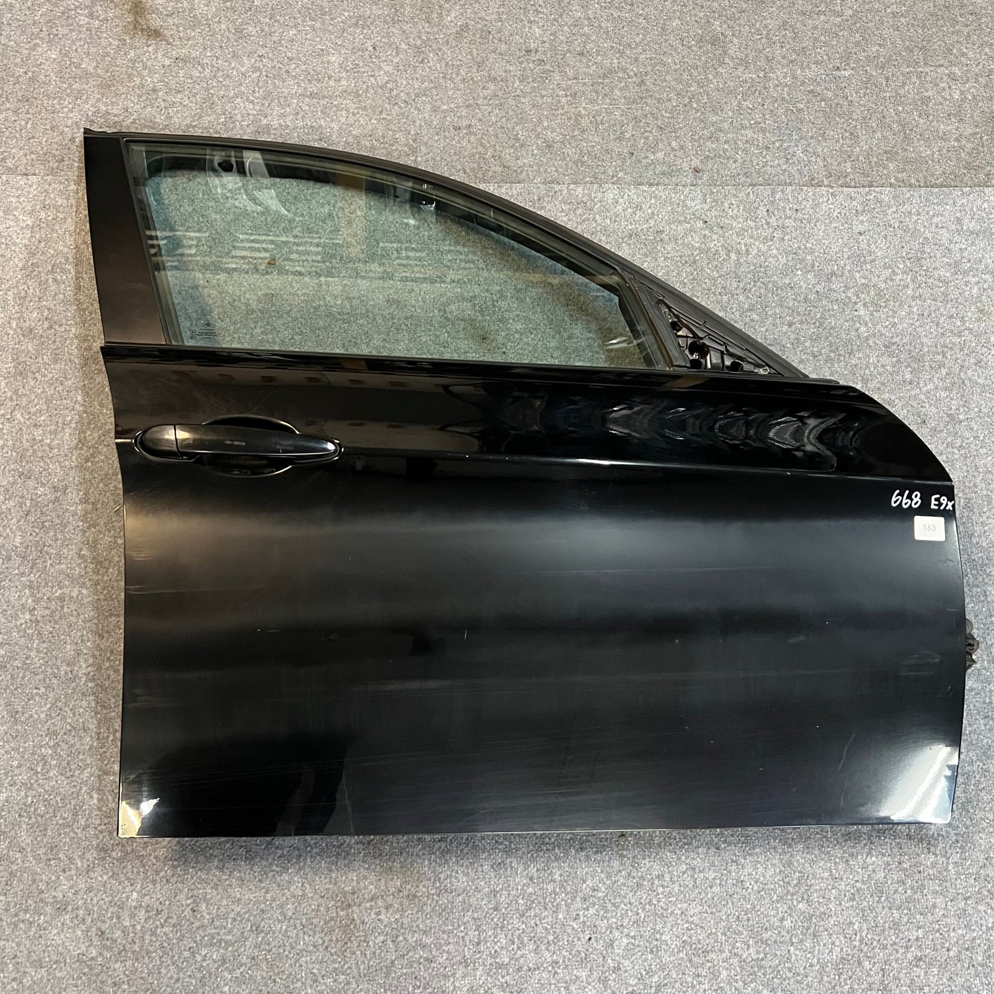 D0163 Dörr Höger Fram E90/E91 Färg: 668