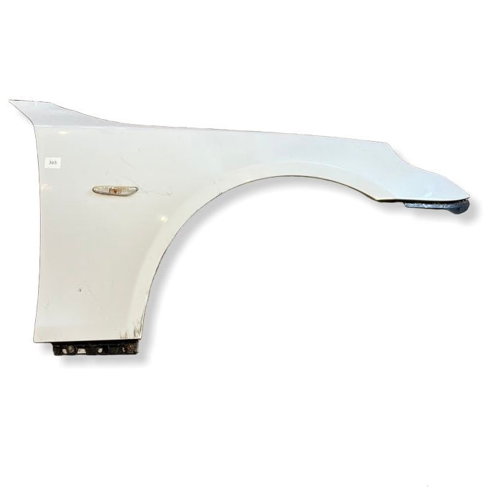 Framskärm Höger Bmw E60 / E61 färgkod: 300 Alpine White III