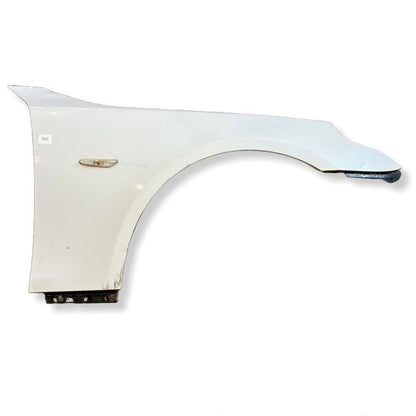 Framskärm Höger Bmw E60 / E61 färgkod: 300 Alpine White III