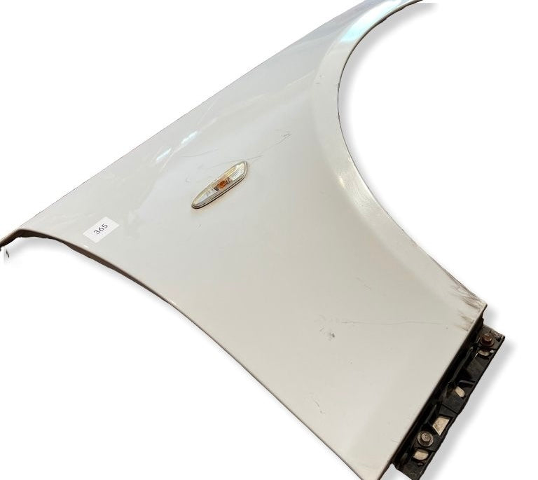 Framskärm Höger Bmw E60 / E61 färgkod: 300 Alpine White III