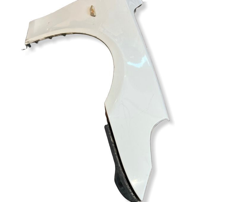 Framskärm Höger Bmw E60 / E61 färgkod: 300 Alpine White III