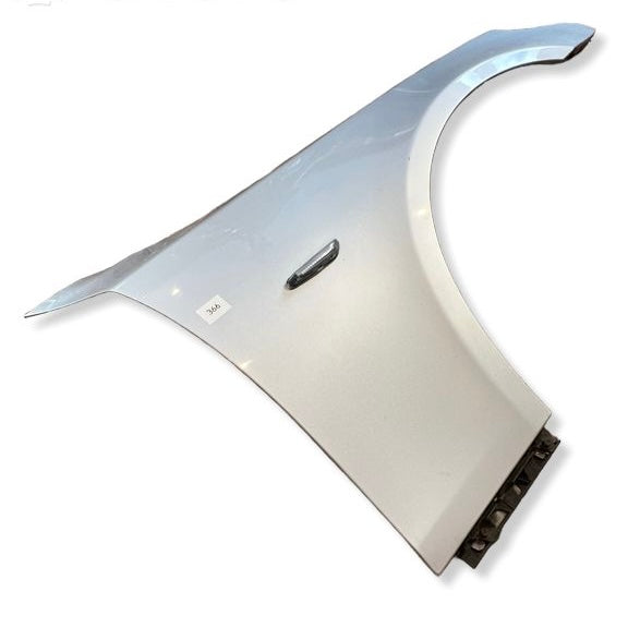 Framskärm Höger Bmw E60 / E61 färgkod: 354 Titanium Silver Metallic