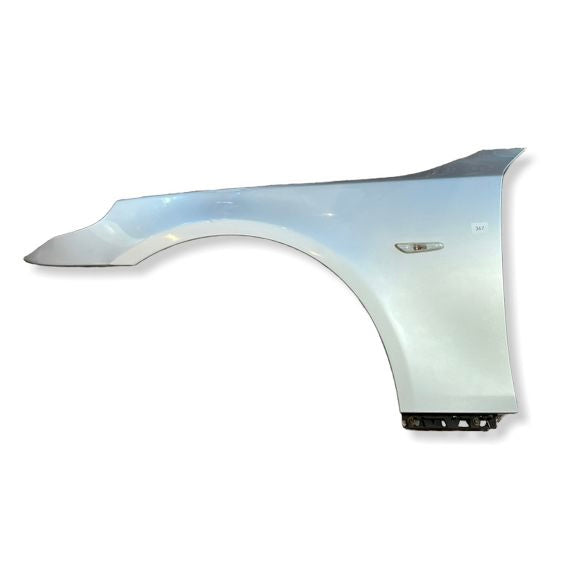 Framskärm Vänster Bmw E60 / E61 färgkod: 354 Titanium Silver Metallic