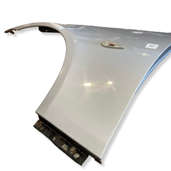 Framskärm Vänster Bmw E60 / E61 färgkod: 354 Titanium Silver Metallic