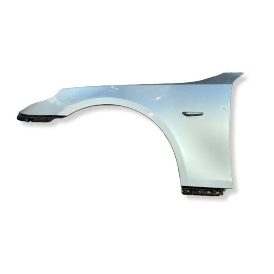 W0368 Framskärm Vänster Bmw E60 / E61 färgkod: 354 Titanium Silver Metallic