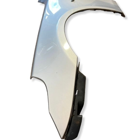 W0368 Framskärm Vänster Bmw E60 / E61 färgkod: 354 Titanium Silver Metallic