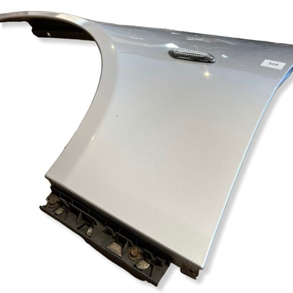 W0368 Framskärm Vänster Bmw E60 / E61 färgkod: 354 Titanium Silver Metallic