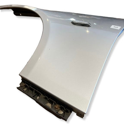 W0368 Framskärm Vänster Bmw E60 / E61 färgkod: 354 Titanium Silver Metallic