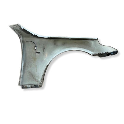 W0368 Framskärm Vänster Bmw E60 / E61 färgkod: 354 Titanium Silver Metallic