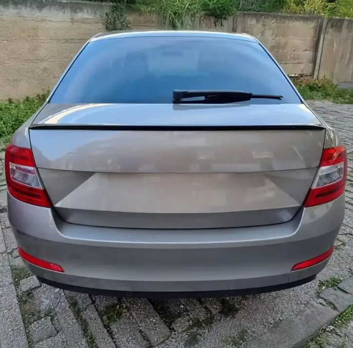 Bakluckespoiler för Skoda Octavia MK3 (13-20), blank svart