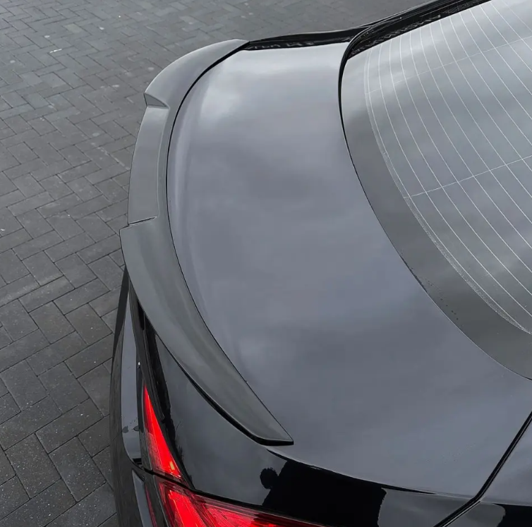 M4-stil Bakluckespoiler för BMW F06 / F13, blank svart