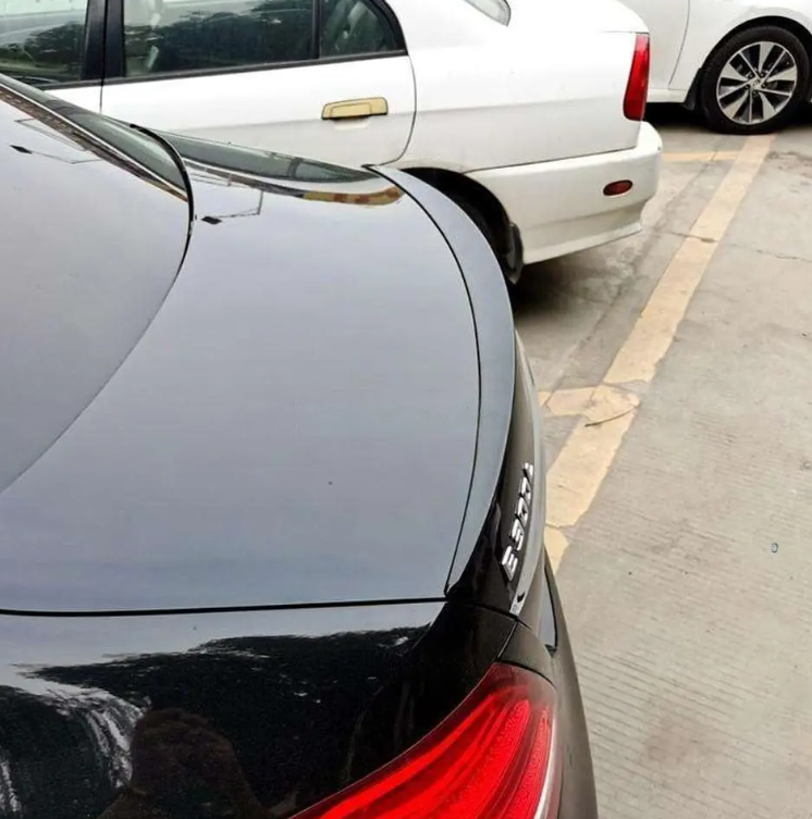 Bakluckespoiler för Mercedes-Benz W213 (16-22), blank svart
