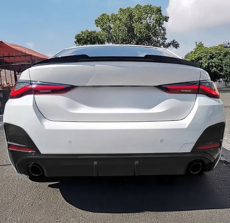 M4-stil Bakluckespoiler för BMW G26 Gran coupé, blank svart