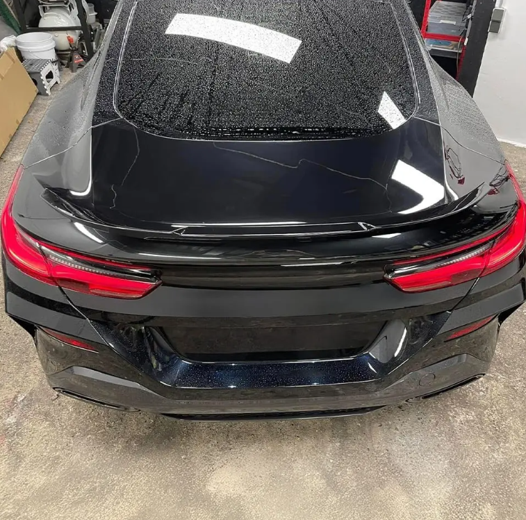 M4-stil Bakluckespoiler för BMW G15 / F92 coupé, blank svart