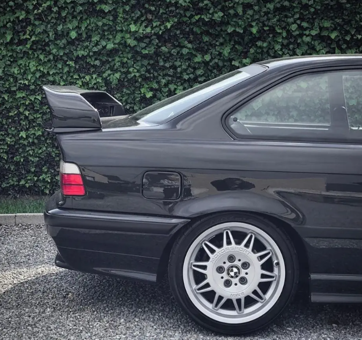 LTW-stil Bakluckespoiler + Risers för BMW E36, blank svart