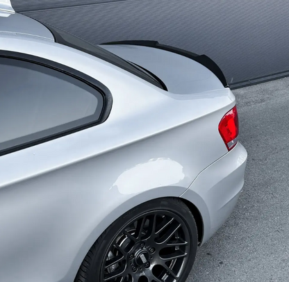 M4-stil Bakluckespoiler för BMW E82, blank svart