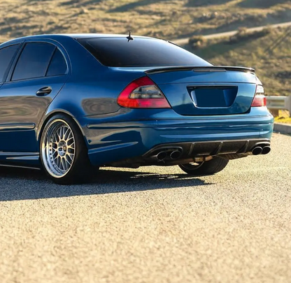 E63 stil Bakluckespoiler för Mercedes W211, blank svart